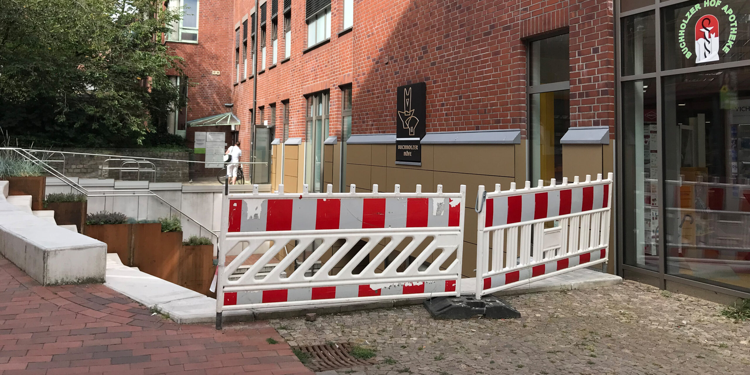 rot-weiße Absperrbarke am Thomasweg Buchholzer Höfe